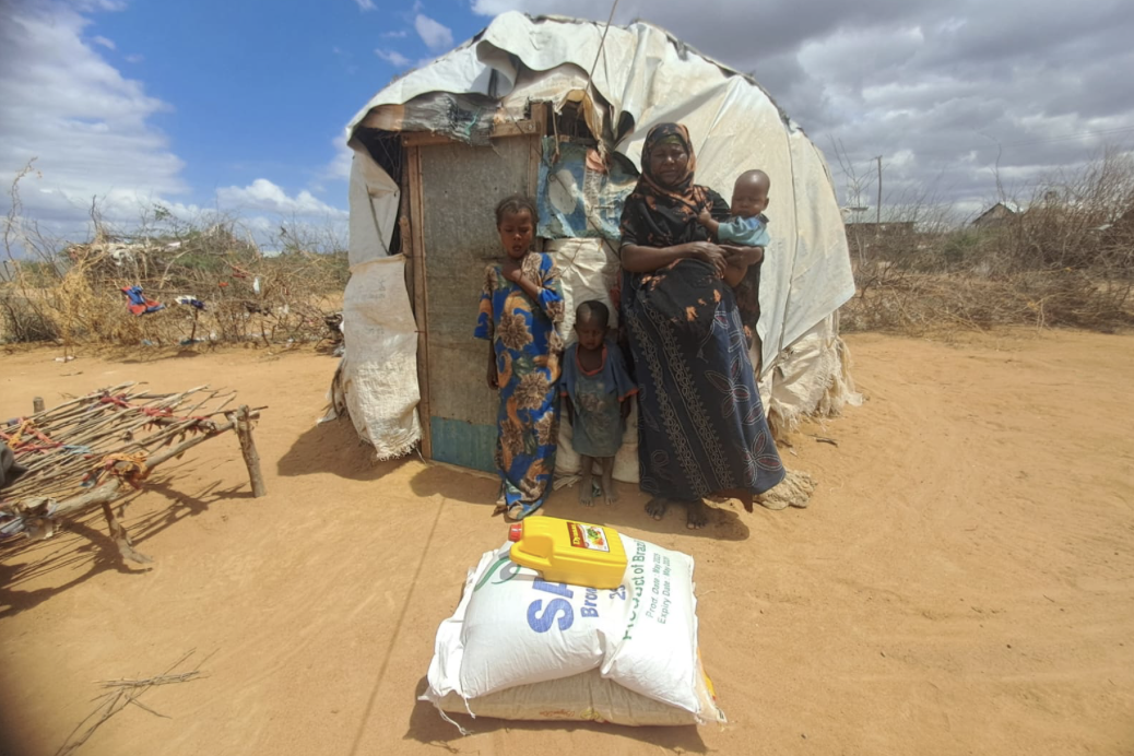 A family living in Dadaab’s Ifo 2 refugee camp in Kenya receives cooking oil, flour and sugar donated by Sadaqa Foundation Inc.