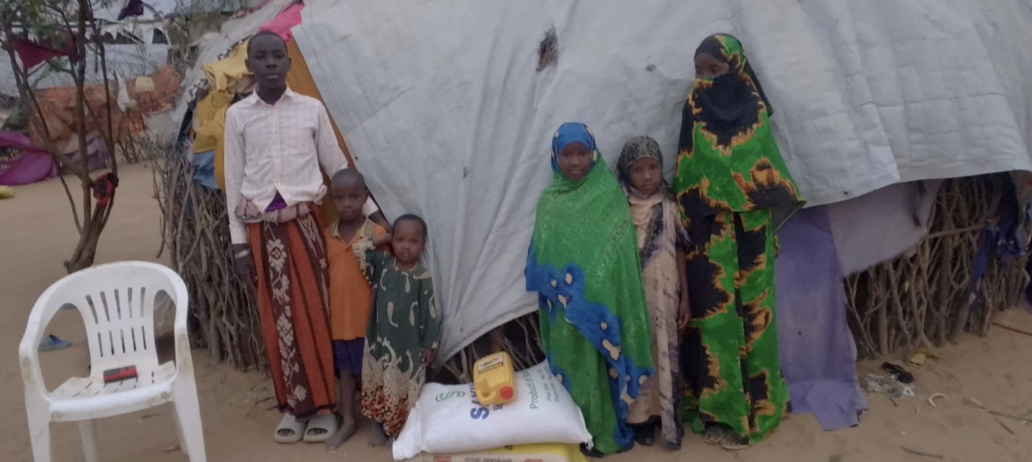 Children living in Dadaab’s Ifo 2 refugee camp in Kenya receive cooking oil, flour and sugar donated by Sadaqa Foundation Inc.