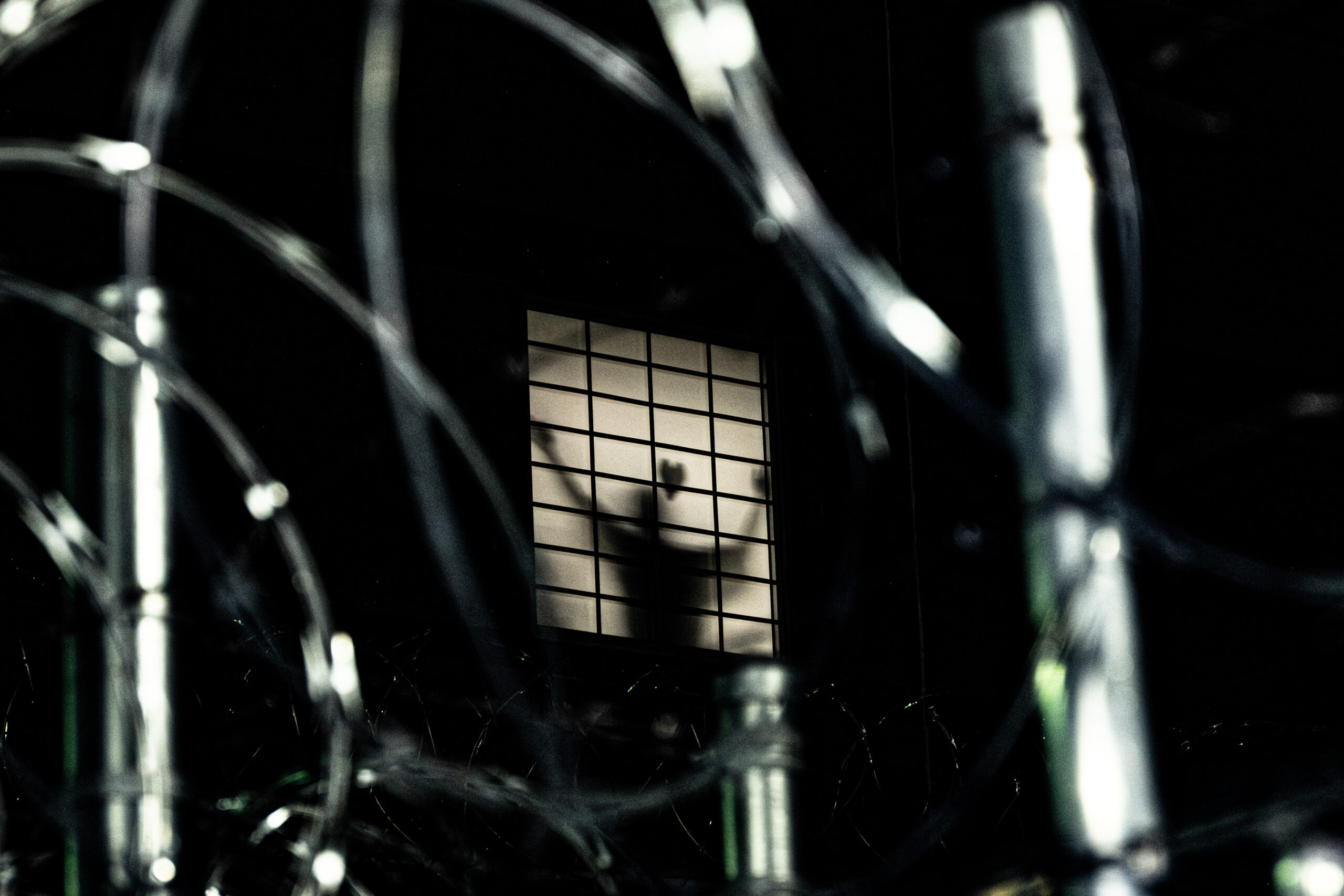 A detainee attaches a paper heart to a window and joins in chants of "Sí se puede" with protesters gathered outside Delaney Hall detention center in Newark, N.J., on May 28, 2026.